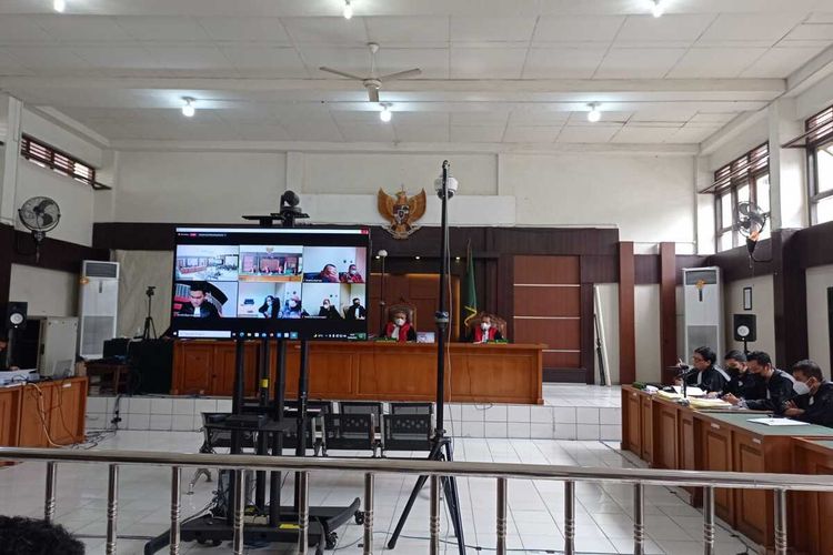 Sidang virtual terhadap mantan Bupati Muba Dodi Reza Alex berlangsung di Pengadilan Tindak Pidana Korupsi (Tipikor) Palembang, Kamis (16/6/2022). Dalam sidang dengan agenda tuntutan tersebut, JPU menuntut Dodi dengan penjara selama 10 tahun 7 bulan.