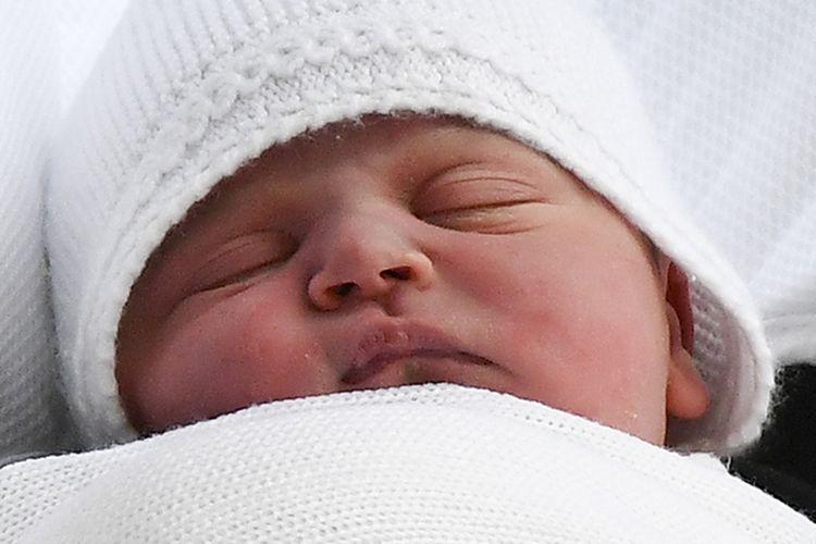 Anak ketiga dari Duke of Cambridge Pangeran William dan Duchess of Cambridge Kate Middleton, saat diperlihatkan pada media di luar Rumah Sakit St Mary, London, Senin (23/4/2018) waktu setempat. Anak ketiga tersebut merupakan pemegang kelima tahta Kerajaan Inggris setelah Pangeran Charles, William, George dan Putri Charlotte.