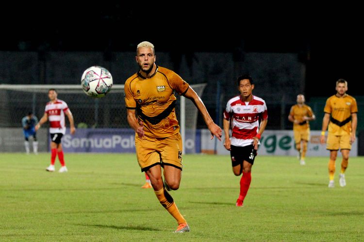 Pemain asing Dewa United FC mengejar bola saat pertandingan pekan ke-5 Liga 1 2022-2023 melawan Madura United yang berakhir dengan skor 2-1 di Stadion Gelora Bangkalan, Jumat (19/8/2022) malam.