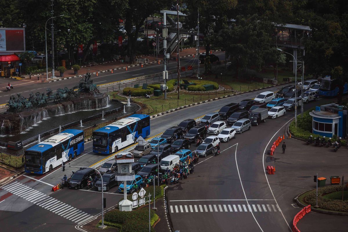 Bus Transjakarta melintas di kawasan Patung Kuda Arjuna Wiwaha, Jakarta Pusat, Selasa (29/3/2022). PT Transportasi Jakarta (Transjakarta) kembali membuka kapasitas angkut 100 persen dari sebelumnya dibatasi 70 persen seiring diturunkannya level pemberlakuan pembatasan kegiatan masyarakat (PPKM) di Ibu Kota dari level 3 menjadi level 2.