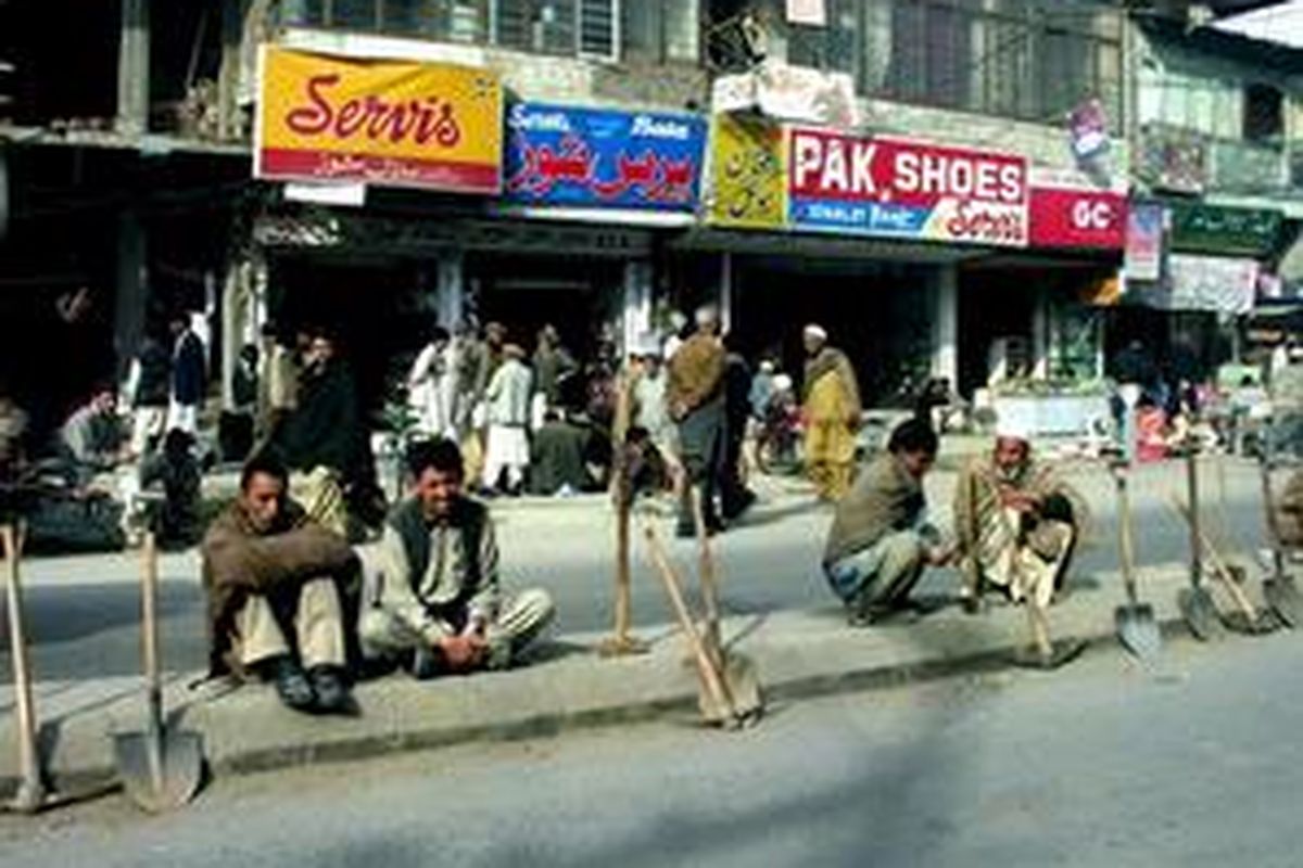 Para buruh harian menanti pekerjaan di Rajja Bazaar