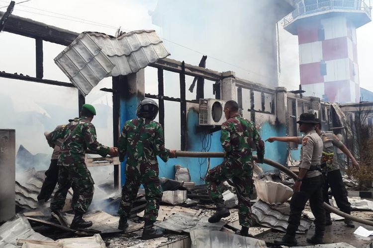 Proses pemadaman api yaang membakar Kantor Perhubungan Utama Bandara Douw Aturure, Kabupaten Nabire Papua, Selasa siang (23/4/2019)