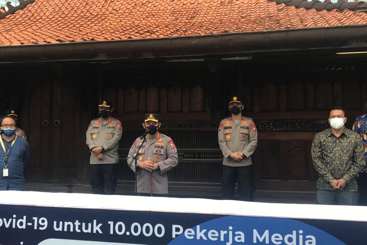 Kapolri Jenderal Pol Listyo Sigit Prabowo meninjau vaksinasi Covid-19 untuk 10.000 pekerja media di Sentra Vaksinasi Kompas Gramedia, di Bentara Budaya Jakarta, Palmerah Selatan, Jakarta Pusat pada Kamis (1/7/2021).
