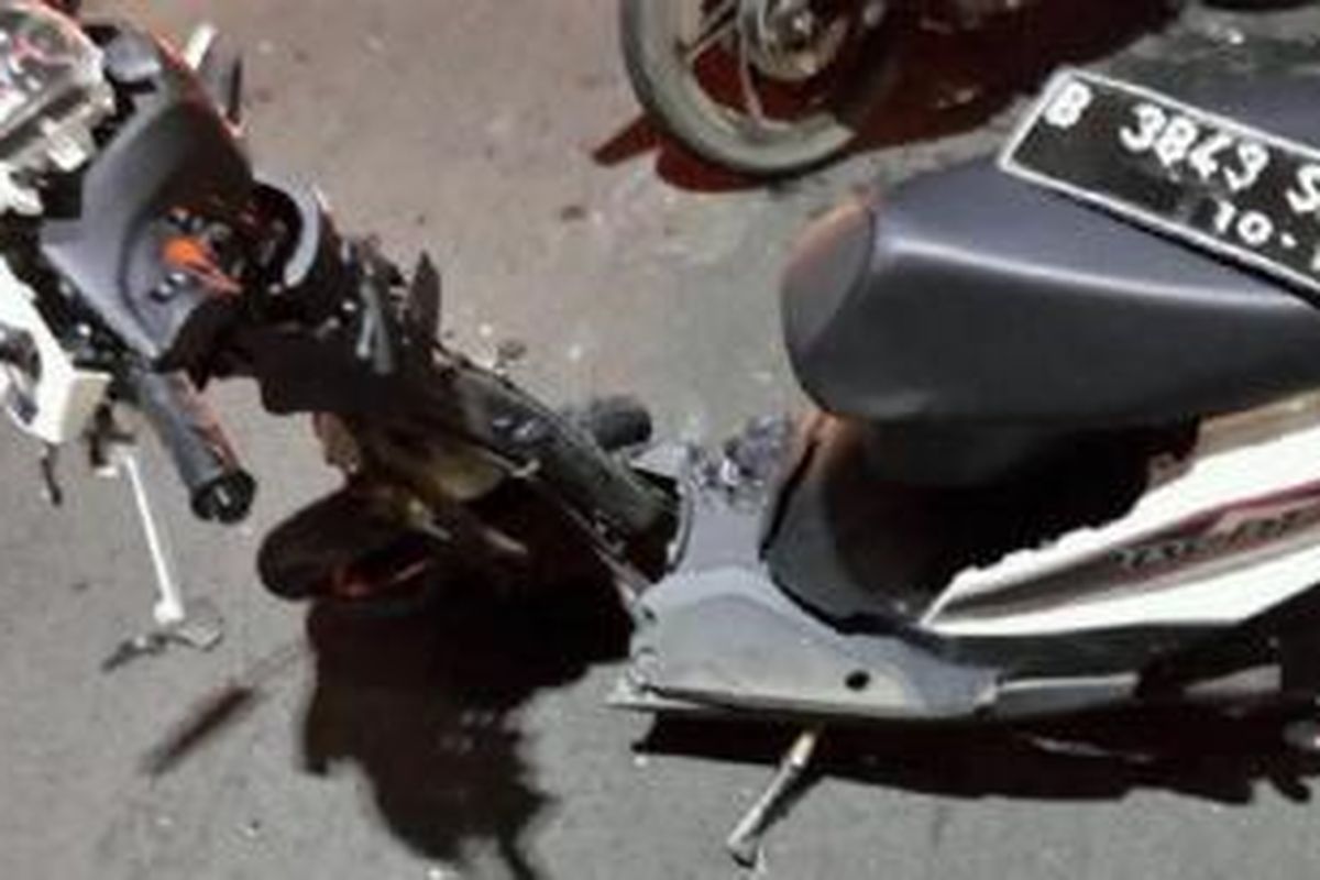 Motor Honda Beat yang dikendarai pasangan suami istri ringsek seteLah bertabrakan dengan mobil di JLNT Kampung Melayu-Tanah Abang (Casablanca), Senin (27/1/2014) malam seperti dilansir pengguna Twitter [at]UnaRatna.