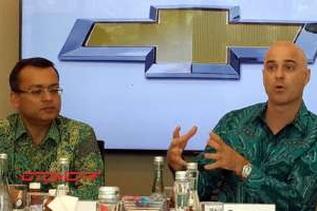 Presiden Direktur GM Indonesia Gaurav Gupta (kiri) dan Michael Devereux, Vice President GMIO Sales, Marketing and Aftersales, GM International.