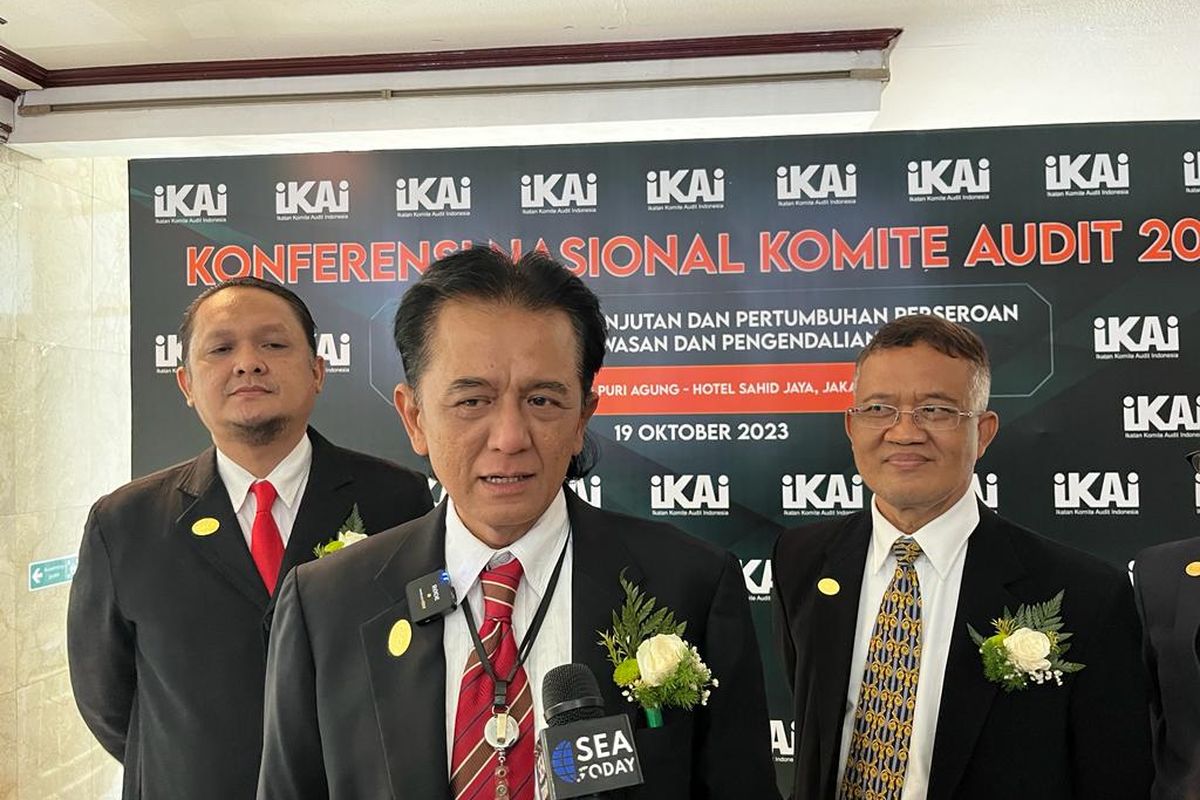 (tengah) Ketua Dewan Pengurus Ikatan Komite Audit Indonesia (IKAI) Chandra Hamzah ditemui di sela-sela Konferensi Nasional IKAI di Hotel Grand Sahid Jaya, Jakarta, Kamis (19/10/2023). 