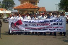 Pemuda Kendal Bagi-bagi Selebaran Visi dan Misi Prabowo-Hatta