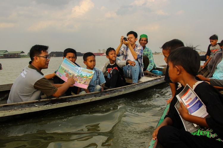 Aktivitas di Rumah Belajar Ceria (RBC) di atas perahu di Sungai Musi, Palembang, Sumatera Selatan. Taman baca yang berlokasi di Kampung Sungai Pedado di Kelurahan Keramasan, Kecamatan Kertapati, ini didirikan oleh sekelompok pemuda yang dimotori oleh Evan Saputra (28). 