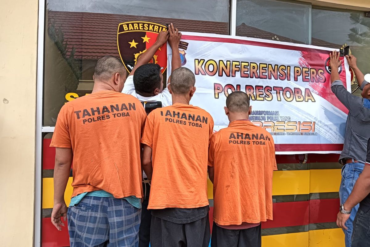 Polres menunjukkan tiga pelaku pembobol mobil pembawa dana desa di Kecamatan Balige, Toba, Rabu (22/11/2023)