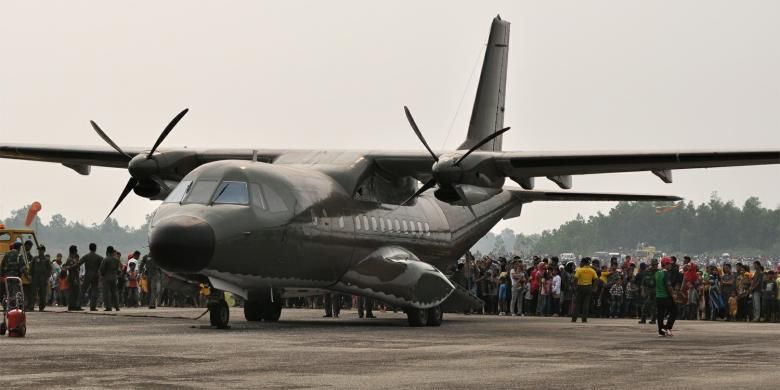 Pesawat CN-235 produksi PT Dirgantara Indonesia.