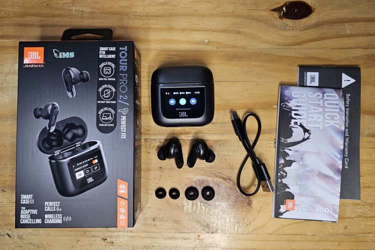 Unboxing JBL Tour Pro 2 seharga Rp 5 juta. Di dalam kotak kemasan ada sepasang TWS JBL Tour Pro 2, smart case, kabel USB C, eartips (S/M/L), buku panduan, dan kartu garansi.