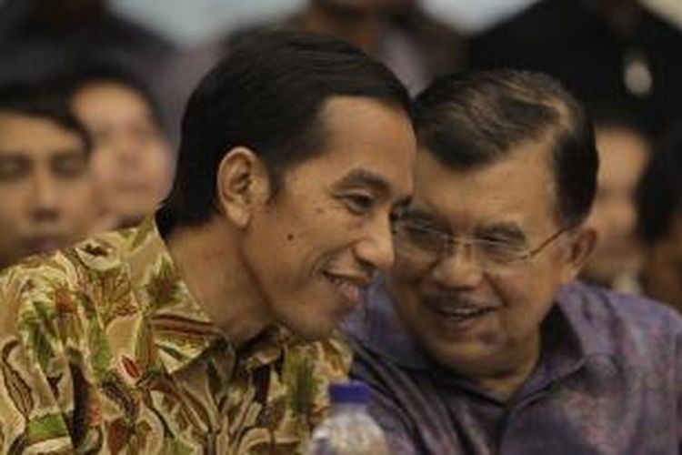 Pasangan calon presiden dan wakil presiden, Joko Widodo (Jokowi) dan Jusuf Kalla (JK) hadir pada pengumuman rekapitulasi hasil penghitungan perolehan suara peserta Pemilu Presiden dan Wakil Presiden 2014 di Kantor Komisi Pemilihan Umum (KPU), Jakarta, Selasa (22/7/2014) malam. KPU menetapkan Jokowi-JK sebagai pemenang Pilpres 2014 dengan memperoleh 53,15 persen suara. KOMPAS IMAGES/KRISTIANTO PURNOMO