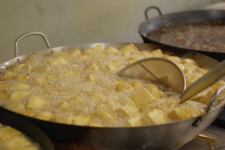Proses penggorengan tahu di dapur produksi Tofu Deli.