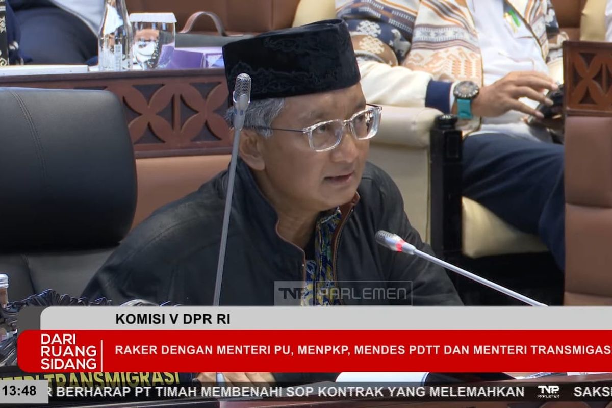 Menteri PU Dody Hanggodo dalam Rapat Kerja (Raker) dengan Komisi V DPR RI di Kompleks Parlemen, Jakarta, Selasa (3/12/2024).