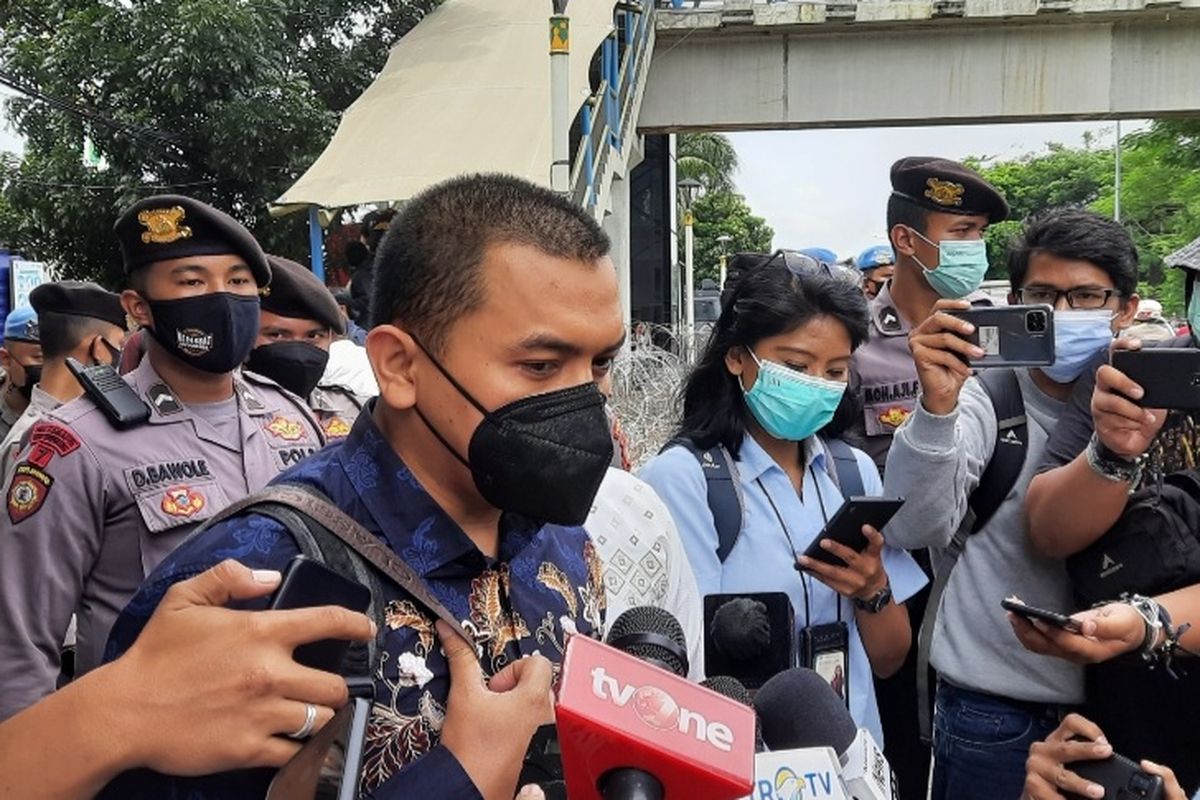 Kuasa hukum Rizieq Shihab, Aziz Yanuar, saat ditemui di depan Pengadilan Negeri (PN) Jakarta Timur, Rabu (7/4/2021).