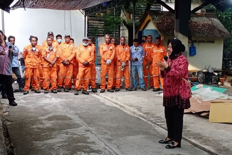 Menteri Sosial Tri Rismaharini saat melihat langsung proses pembuatan perahu fiber yang dilakukan 15 warga Papua di Fakultas Teknik Perkapalan, Institut Teknologi Sepuluh November (ITS) Surabaya, Jumat (10/6/2022).