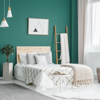 Ilustrasi kamar tidur dengan nuansa hijau dan gorden warna putih.