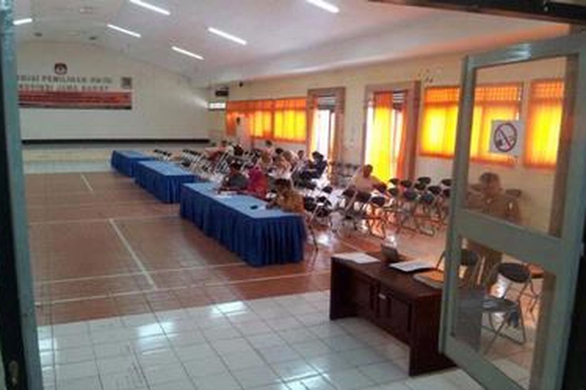 Suasana ruang penerimaan berkas dukungan calon gubernur Jawa Barat dari jalur perseorangan