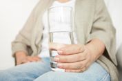 Lagi Stres? Jangan Lupa Minum Air Putih, Ini Alasannya