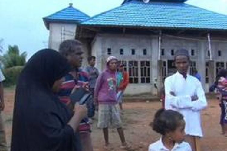 Warga mengungsi ke mesjid pasca bentrokan warga antar dua kampong di kecamatan Tobadak selasa kemarin.