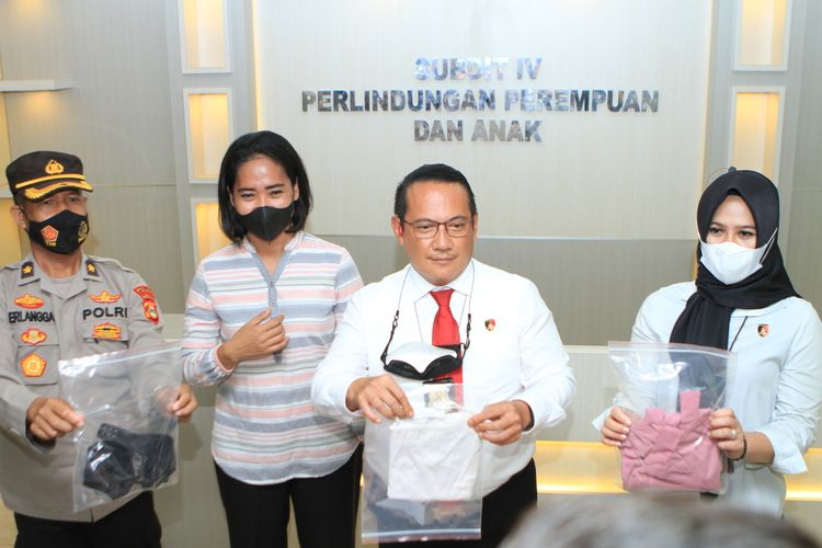 Direktur Reserse Kriminal Umum (Ditreskrimum) Polda Sumatera Selatan Hisar Sialagan (tengah) menunjukkan barang bukti berupa pakaian korban DR mahasiswi Unsri yang dicabuli oleh dosennya inisial A, Senin (6/12/2021).