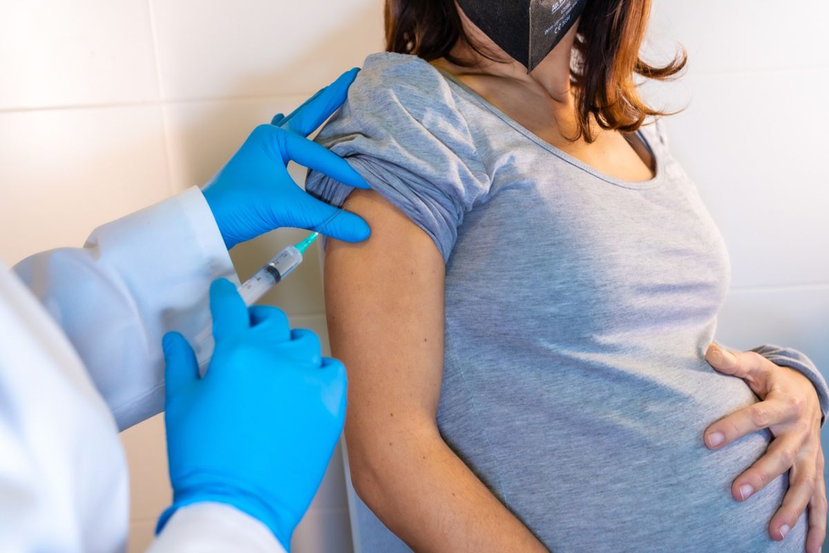 Ilustrasi vaksinasi Covid-19 pada ibu hamil. Vaksin dapat membantu mencegah ibu hamil terinfeksi Covid-19 yang berisiko memberi gejala berat hingga kematian.
