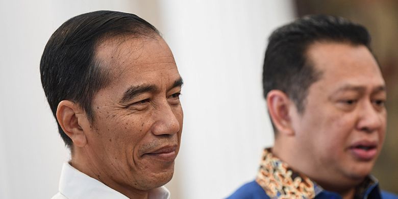Presiden Joko Widodo (kiri) bersama Ketua MPR Bambang Soesatyo memberikan keterangan seusai melakukan pertemuan di Istana Merdeka, Jakarta, Rabu (16/10/2019).