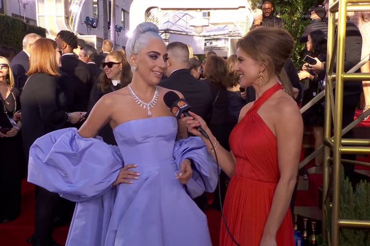 Penyanyi sekaligus pemeran film A Star Is Born Lady Gaga saat tiba di karpet merah Golden Globe 2019, Minggu (6/1/2018) waktu setempat.