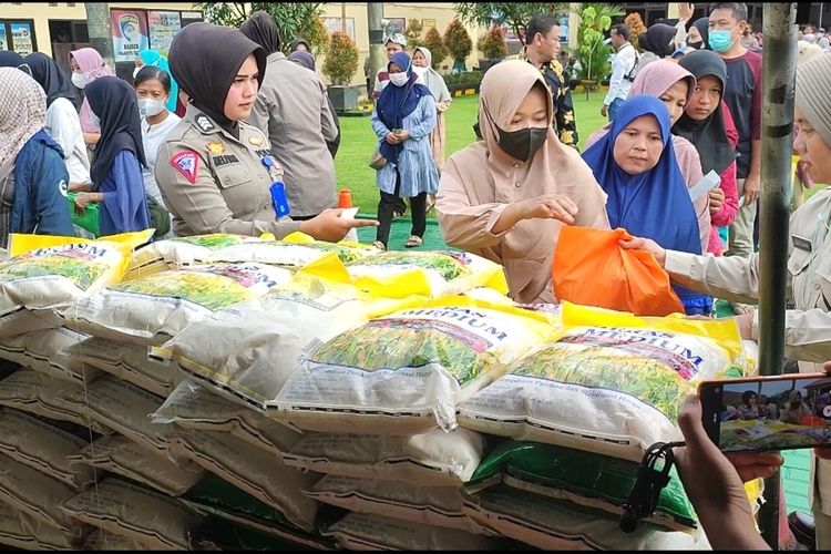 Sejumlah warga dari Kecamatan Sumber Kabupaten Cirebon Jawa Barat, mengantre untuk membeli paket sembako murah Ramadhan di Mapolresta Cirebon, Jumat (7/4/2023). 1.000 paket yang disediakan dengan harga Rp50.000, habis terjual kurang dari 30 menit.