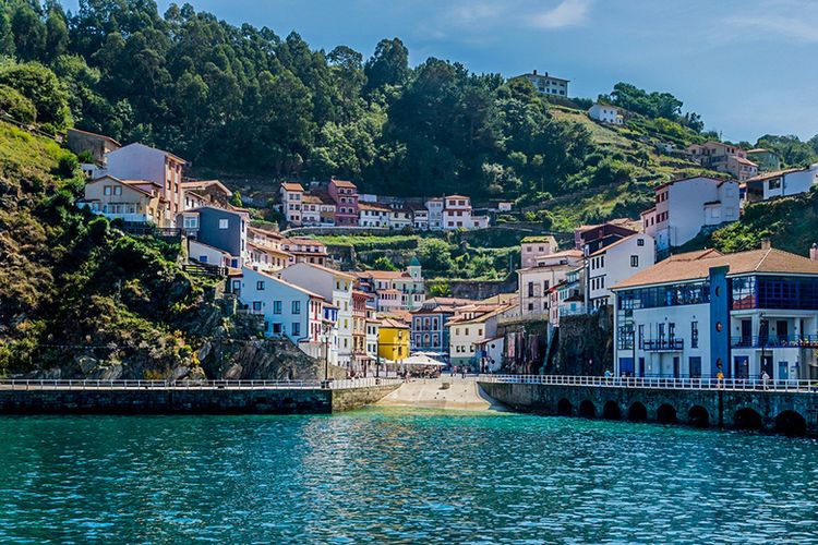 Keindahan kota tepi laut Cudillero di Spanyol.