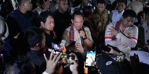 Menteri Dalam Negeri (Mendagri) Muhammad Tito Karnavian bersama Menteri Perumahan dan Kawasan Permukiman (PKP) Maruarar Sirait meninjau progres pelaksanaan Program Penanganan Sarana dan Prasarana Permukiman Kumuh di Desa Parit Baru, Kabupaten Kubu Raya, Kalimantan Barat (Kalbar), Senin (2/3/2026).