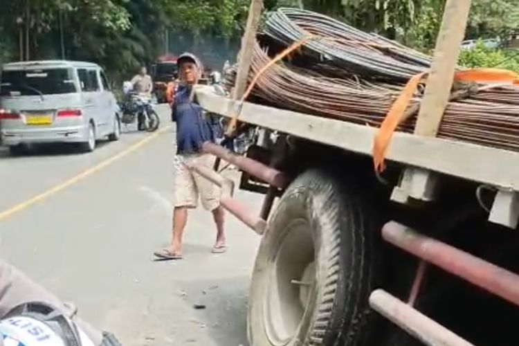 Truk Tabrak 7 Kendaraan di Padang Panjang, 1 Mobil Masuk Jurang
