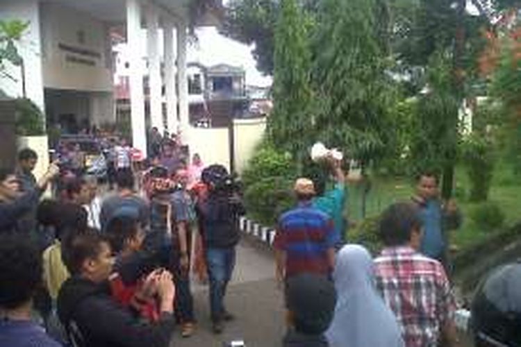 Puluhan keluarga korban pencabulan mengamuk di halaman kantor Pengadilan Negeri Sungguminasa, Kabupaten Gowa, Sulawesi Selatan menuntut agar pengacara terdakwa segera hadir ditengah keluarga korban. Selasa, (26/01/2016).