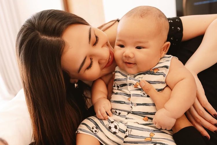 Baby Arash, putra Aaliyah Massaid dan Thariq Halilintar, kini berusia 3 bulan. Inilah potret kebersamaan mereka yang hangat dan menuai banyak pujian.