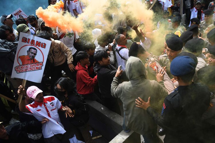 Pengunjuk rasa saling dorong dengan polisi saat mecoba menerobos masuk Gedung Merah Putih KPK di Jakarta, Selasa (11/4/2023). Unjuk rasa menuntut mundurnya Ketua KPK Firli Bahuri itu berlangsung ricuh serta ditandai dengan pelemparan tikus dan telur ke arah gedung KPK.