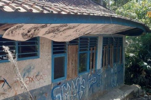 Lama Tak Diperbaiki, Ruang Kelas SMP di Argabintana Cianjur Ambruk