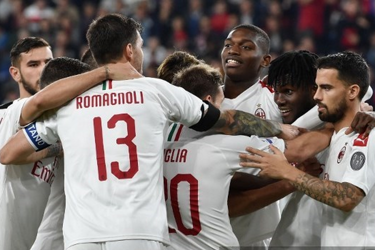 Para pemain AC Milan merayakan gol Franck Kessie ke gawang Genoa pada pertandingan pekan ketujuh Seria A Liga Italia, di Stadion Luigi Ferraris, Sabtu (5/10/2019) atau Minggu dini hari WIB.