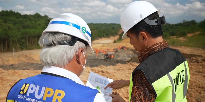 Presiden Joko Widodo meninjau proyek jalan tol yang menghubungkan Balikpapan dan kawasan inti Ibu Kota Nusantara (IKN) di Kalimantan Timur, Rabu (22/2/2023).