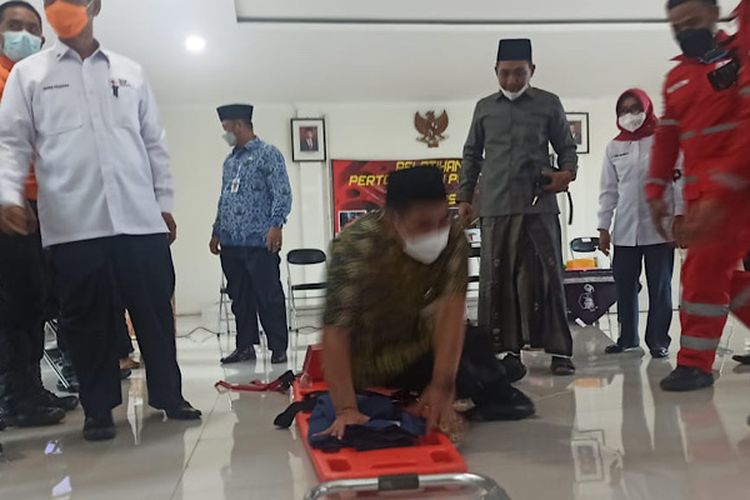 Wakil Gubernur Jawa Tengah Taj Yasin terjatuh saat akan memegang tandu di Markas PMI Kabupaten Pekalongan Jawa Tengah.