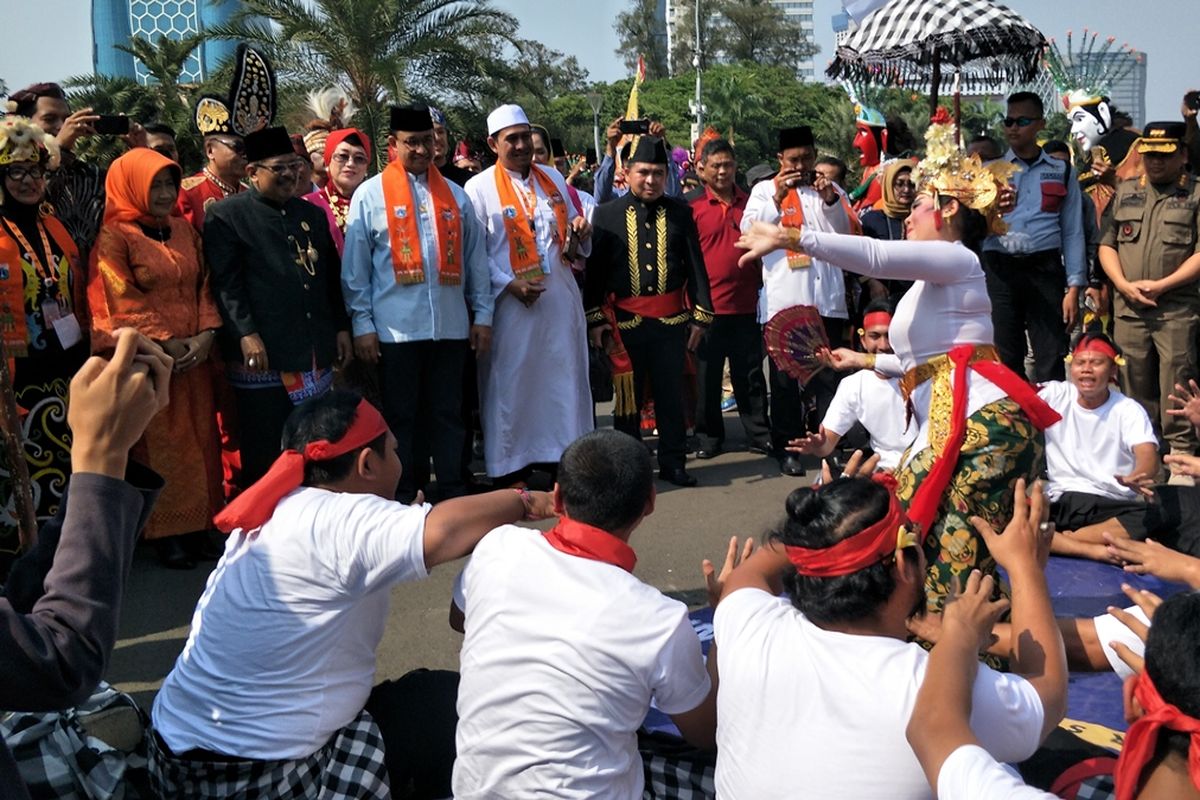 Tari Kecak asal Bali ditampilkan dalam Pagelaran Budaya dan Festival Kuliner Etnik Nusantara di kawasan Monas, Jakarta Pusat, Sabtu (24/8/2019). Gubernur DKI Jakarta Anies Baswedan hadir dalam acara tersebut.