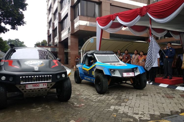 Ekspedisi menggunakan mobil listrik Blits dan Kasuari tiba di Jakarta. Tim Eksplor Indonesia ini akan menempuh jarak 15.000 km keliling Indonesia untuk menguji coba mobil listrik buatan mahasiswa tersebut