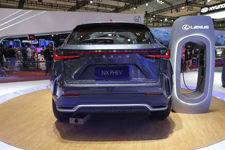 Lexus NX PHEV dipamerkan di ajang Gaikindo Indonesia International Auto Show (GIIAS) 2022 di ICE BSD, Tangerang, Sabtu (13/8/2022).