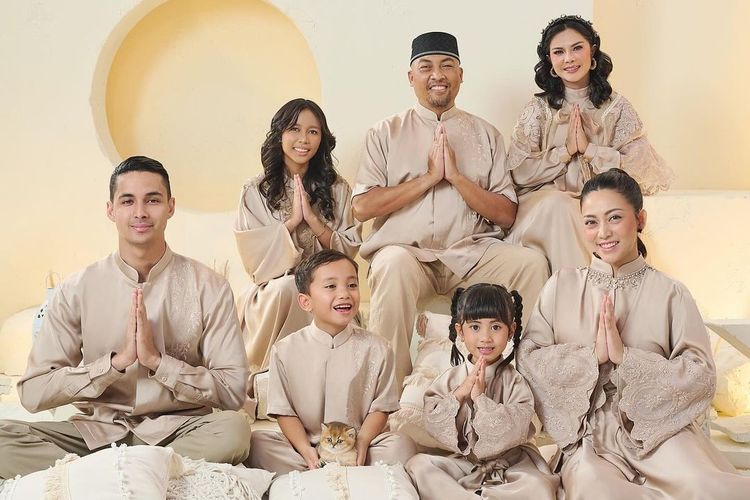 Gaya Lebaran 2024 selebgram Rachel Vennya bersama keluarga, pakai baju warna beige. 