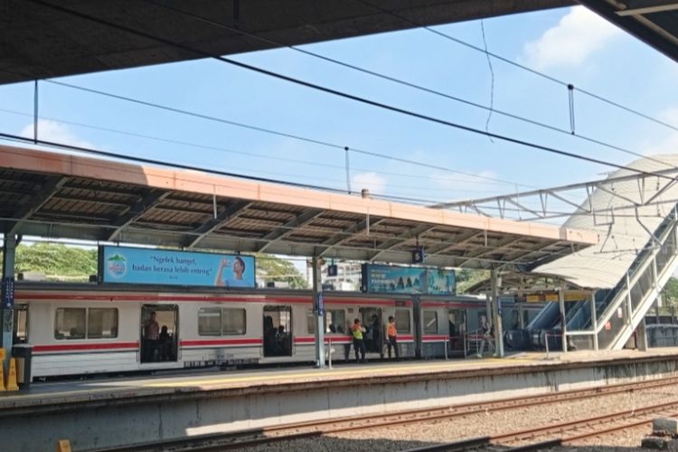 Harap-harap Cemas Petugas Stasiun Tanah Abang H-1 Lebaran: Semoga Hari Ini Landai