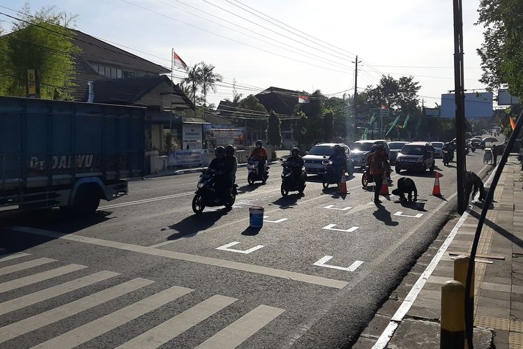Sejumlah Pekerja Melakukan Pengecatan Marka Jalan di Simpang Pemda Gunungkidul Kamis (23/7/2020)