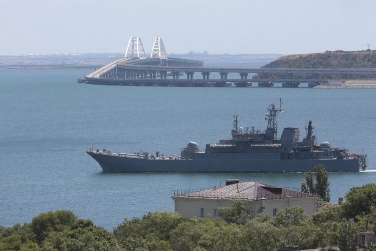Kapal pengangkut militer Rusia berlayar di antara Crimea dan Taman, karena Jembatan Crimea yang menghubungkan daratan Rusia dengan semenanjung tersebut ditutup pada 17 Juli 2023.