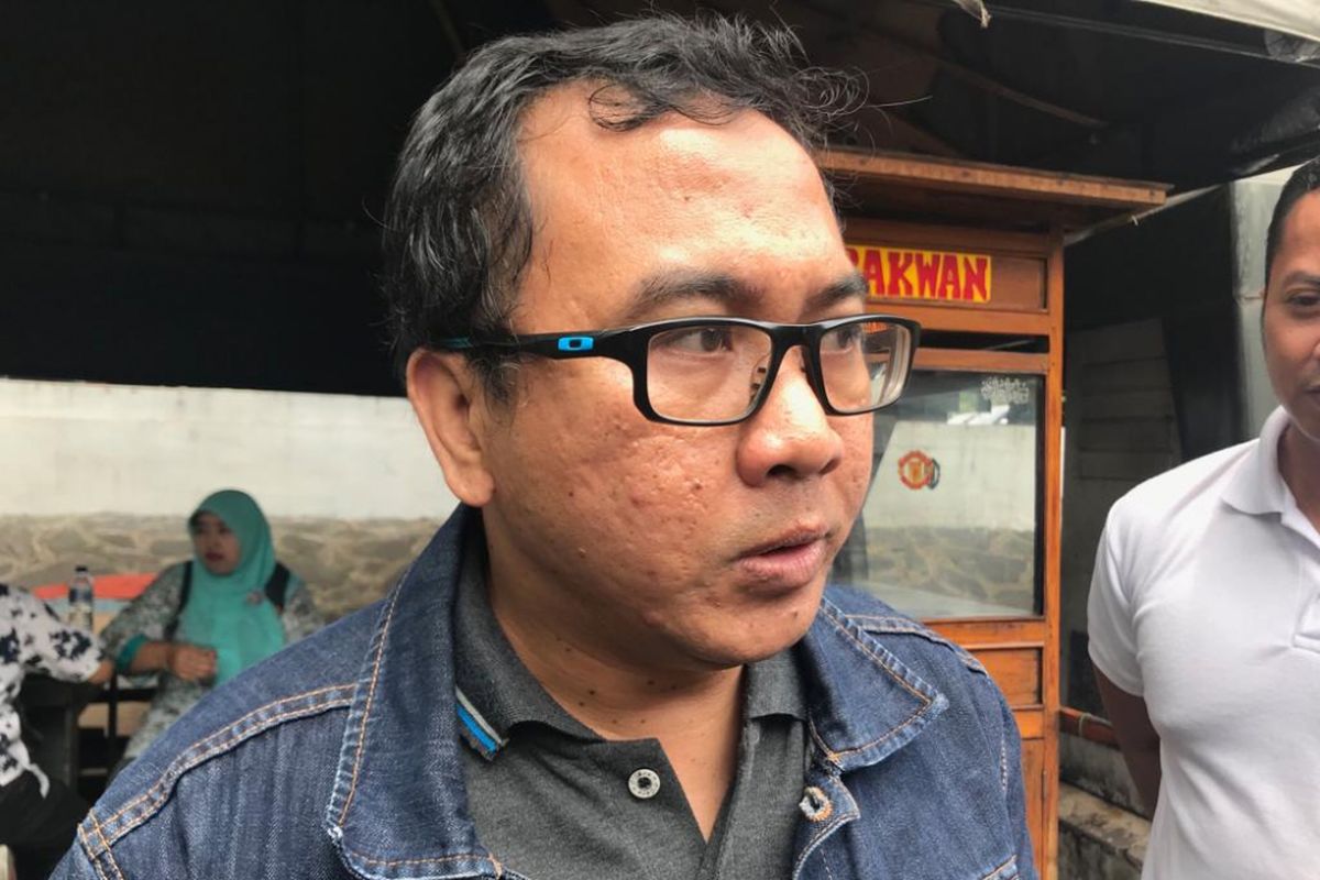 Rekan aktivis Hak Asasi Manusia (HAM) sekaligus dosen Universitas Negeri Jakarta (UNJ), Robertus Robet, sesama dosen di UNJ, Rakhmat Hidayat, di lingkungan Bareskrim Mabes Polri, Jakarta Selatan, Kamis (7/3/2019).