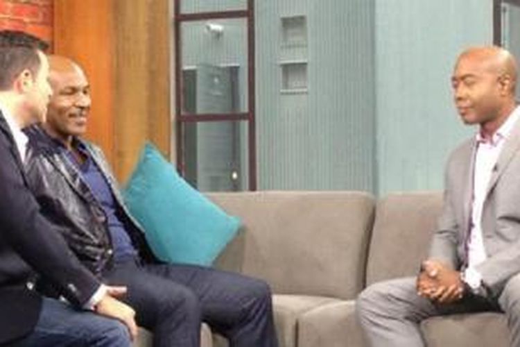 Mike Tyson (tengah) dalam wawancara televis dengan Nathan Downer