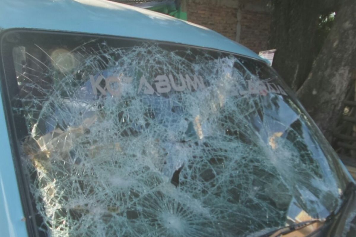 Sebuah angkot rusak saat terjadinya bentrok antara kelompok sopir angkot dengan pengojek online di Jalan Raya Sangiang, Kota Tangerang, Rabu (8/3/2017) sore. Keributan dipicu demo dari sopir angkot yang disebut memperlakukan ojek online dengan kasar dengan cara sweeping.