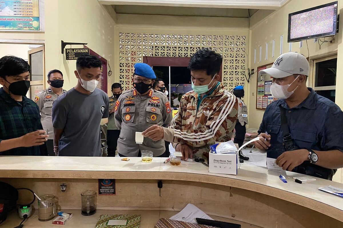 Kepala Bidang Profesi dan Pengamanan (Kabidropam) Polda Sulsel kembali melakukan inspeksi mendadak (Sidak) pada Polsek Jajaran Polrestabes Makassar. Dalam sidak kali ini, ditemukan anggota Polsekta Bontoala positif narkoba.